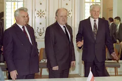Леонид Кравчук, Станислав Шушкевич и Борис Ельцин после подписания соглашения