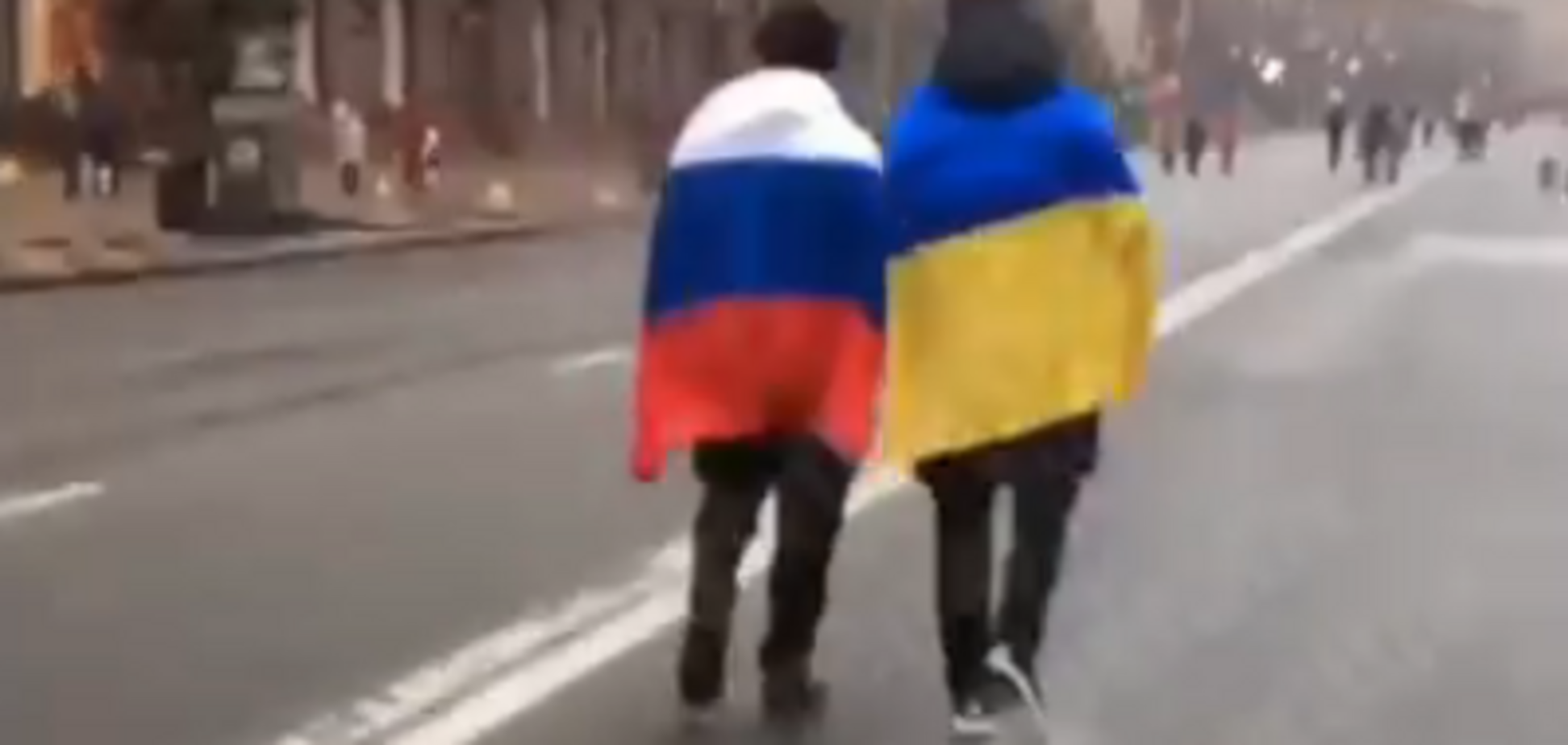 ''Обіймемося, браття'': в центрі Києва влаштували провокацію з російським прапором
