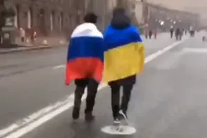 ''Обнимемся, братья'': в центре Киева устроили провокацию с российским флагом