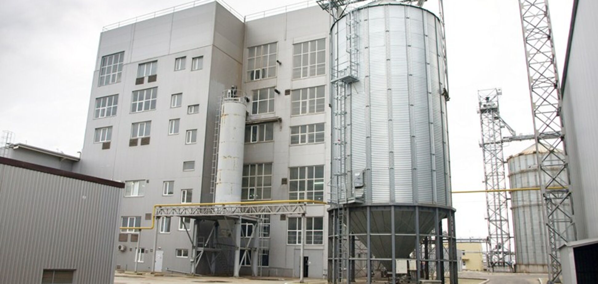 На Херсонщині рейдери намагалися захопити завод: багато поранених