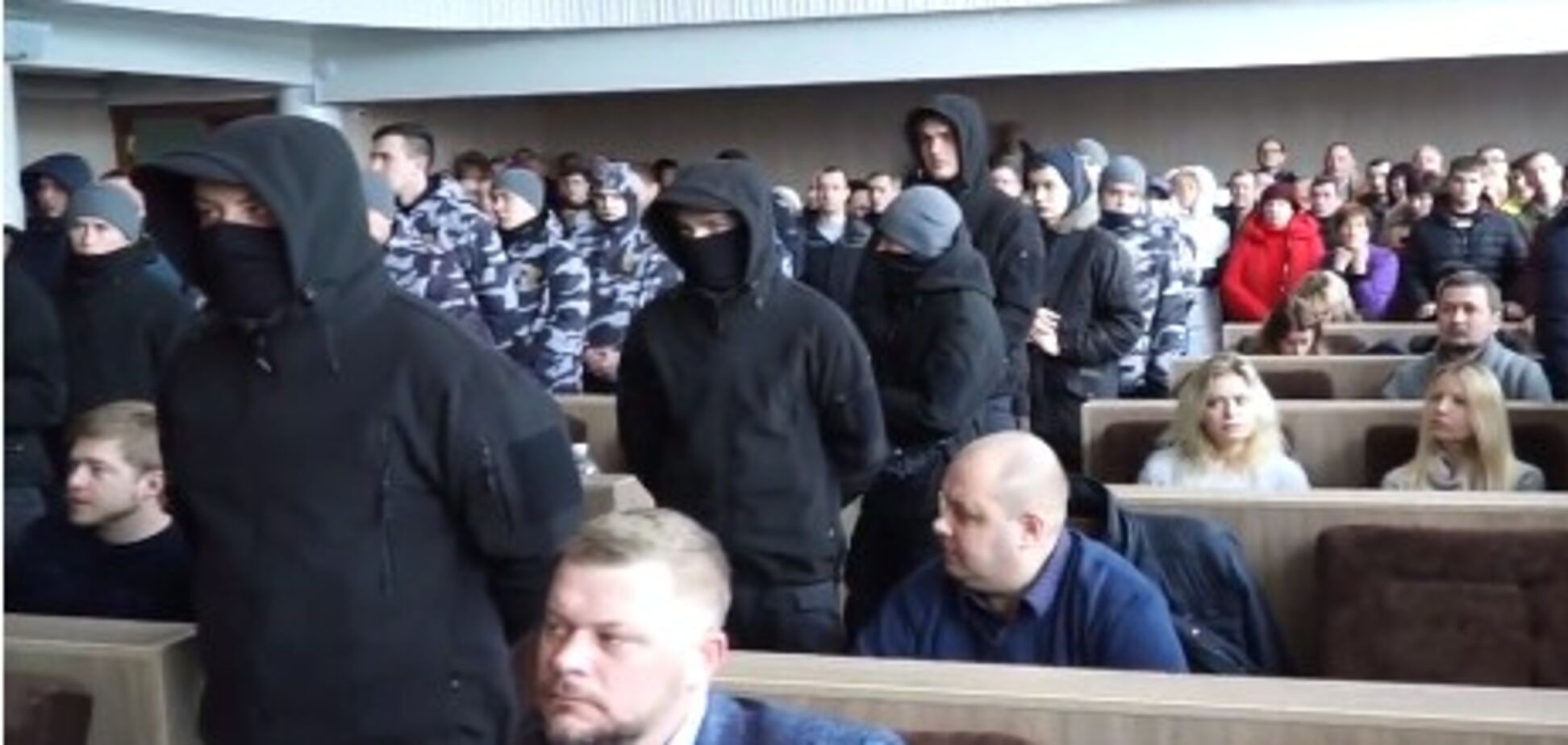 Депутатам угрожали оружием: появилось видео 'кровавой сессии' в Черкассах