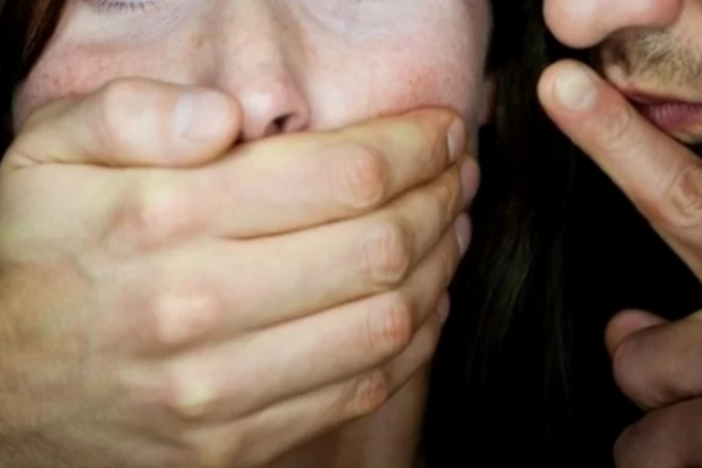 Почав раптово душити: в Києві невідомий напав на жінку