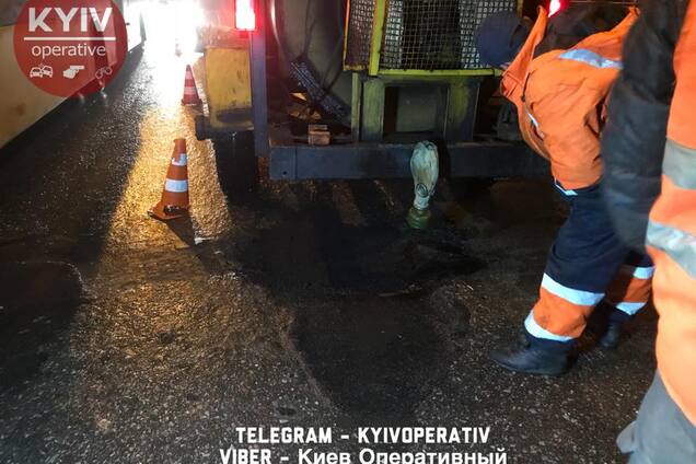 У Києві на Шулявському мосту утворилася яма