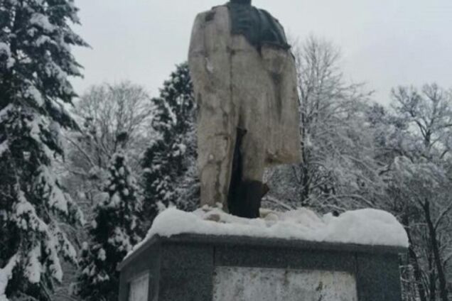 'Ни совести, ни гордости': под Львовом осквернили памятник Шевченко