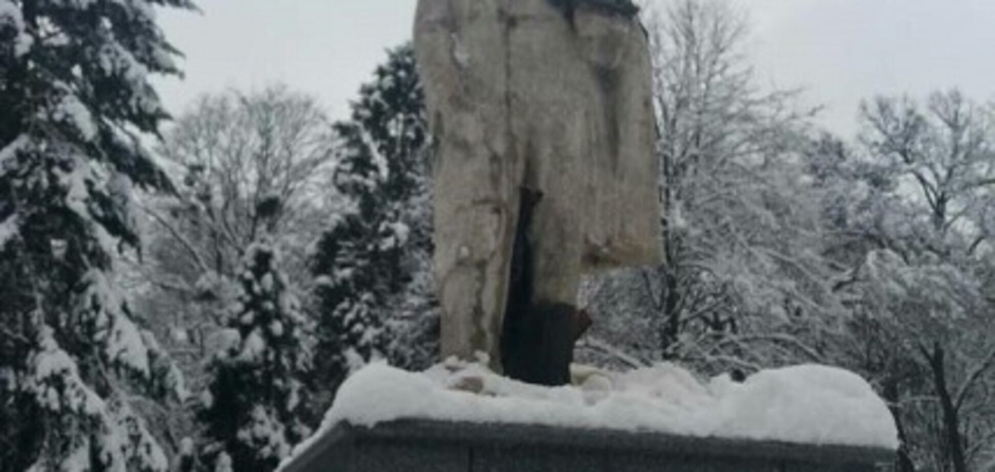 'Ні совісті, ні гордості': під Львовом осквернили пам'ятник Шевченку