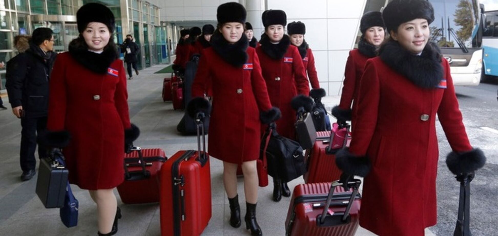 У мережі показали, як на Олімпіаді вболiвають дівчата-'клони' з КНДР