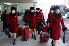 В сети показали, как на Олимпиаде болеют девушки-'клоны' из КНДР