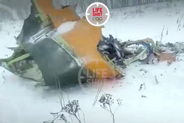 Появились первые кадры с места крушения самолета в РФ