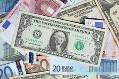 В Україні впав курс долара та євро