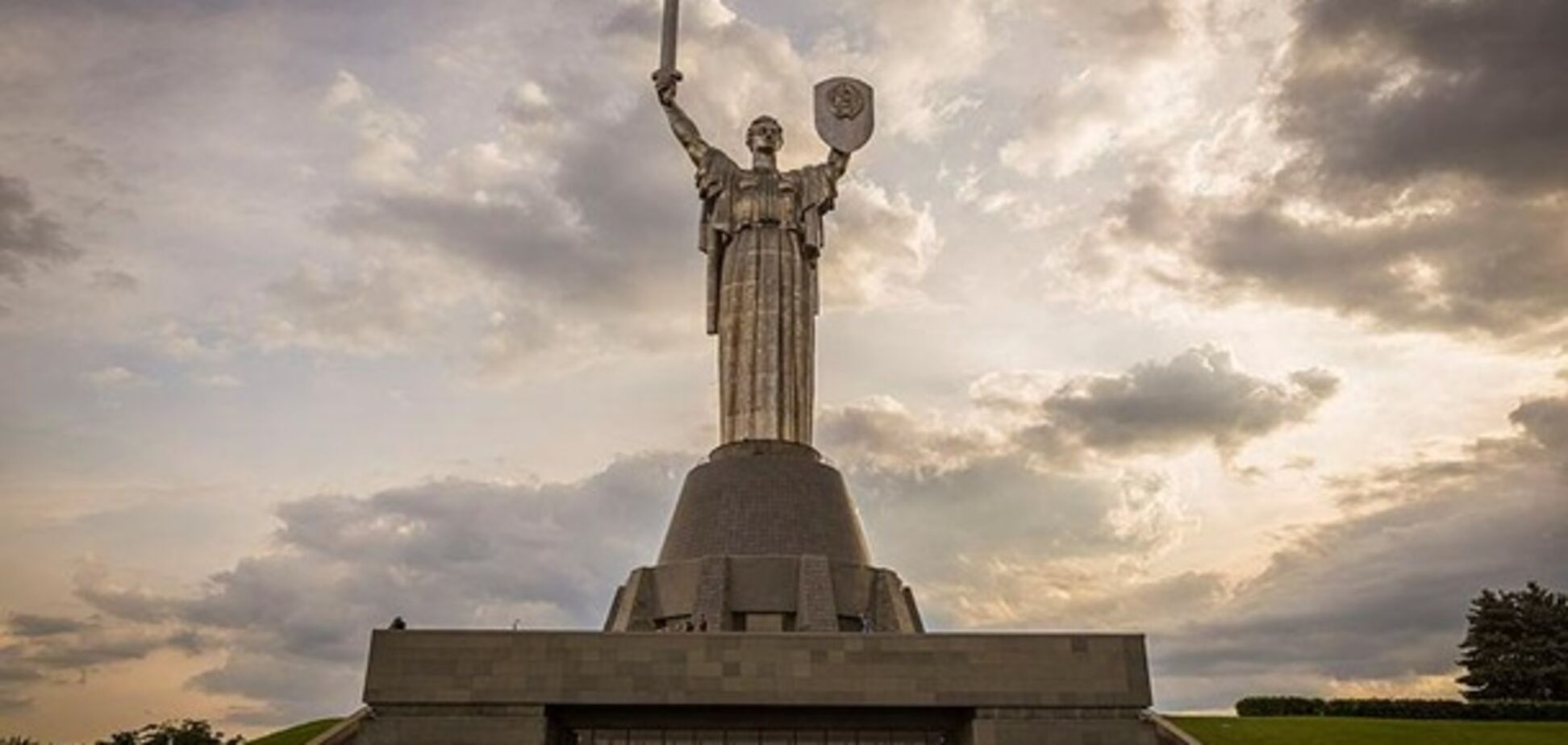 Миллионы и Сердючка: названы проблемы декоммунизации в Киеве 