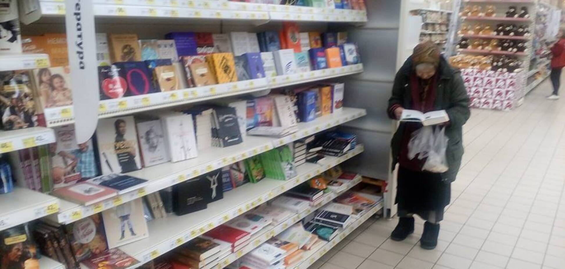 Приходить 12 років: у ТРЦ Києва зняли дивовижне хобі бабусі