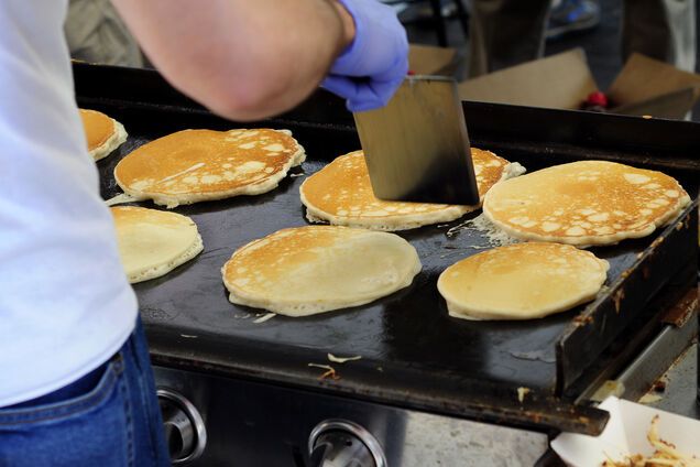 Яйця, масло, молоко: на скільки за рік подорожчали млинці в Україні