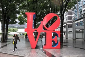 Скульптура любви Shinjuku в Токио