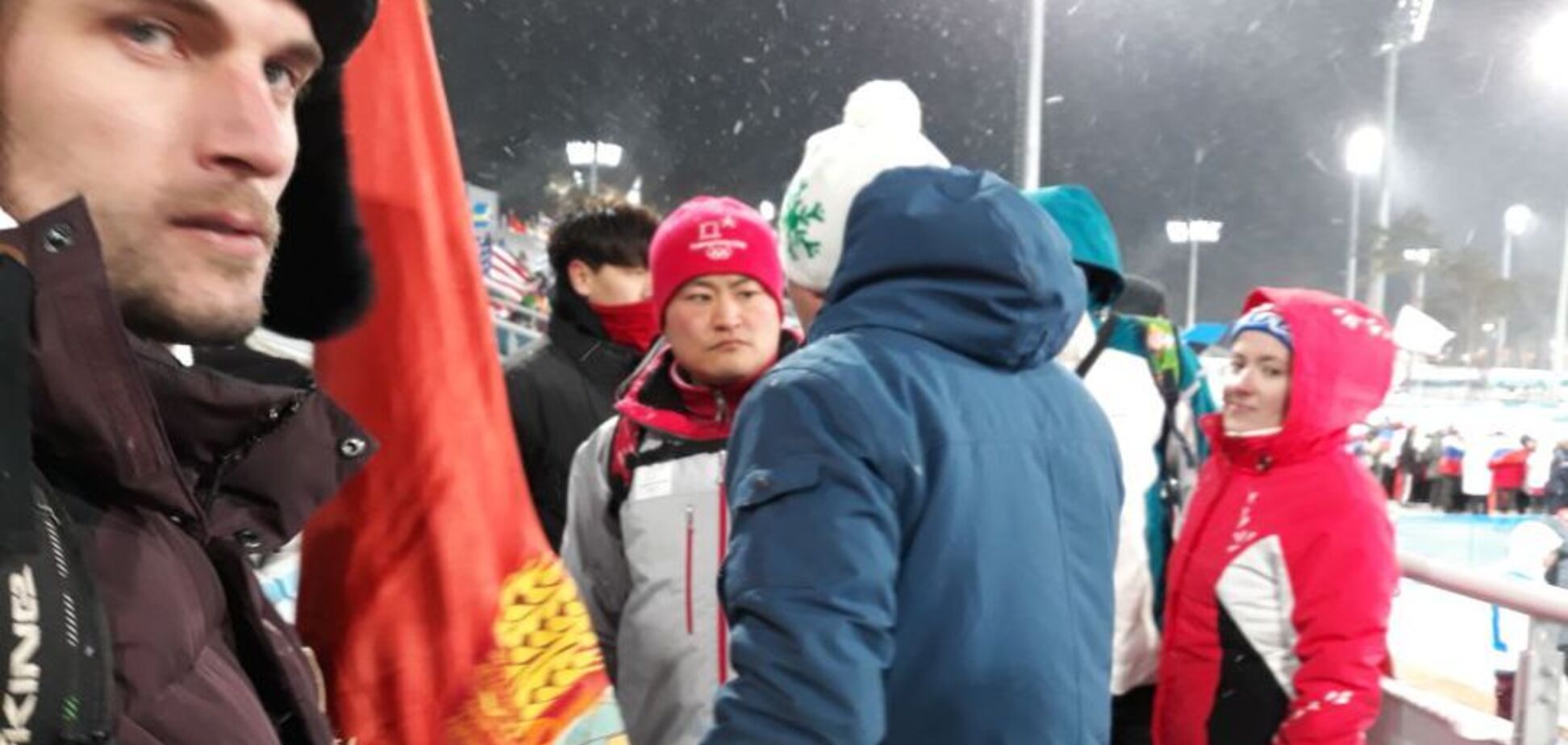 Олимпиада-2018: российских фанатов выставили со стадиона из-за флага коммунистов - фото