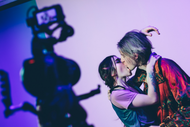 День Валентина: украинская группа презентовала откровенный клип о поцелуях