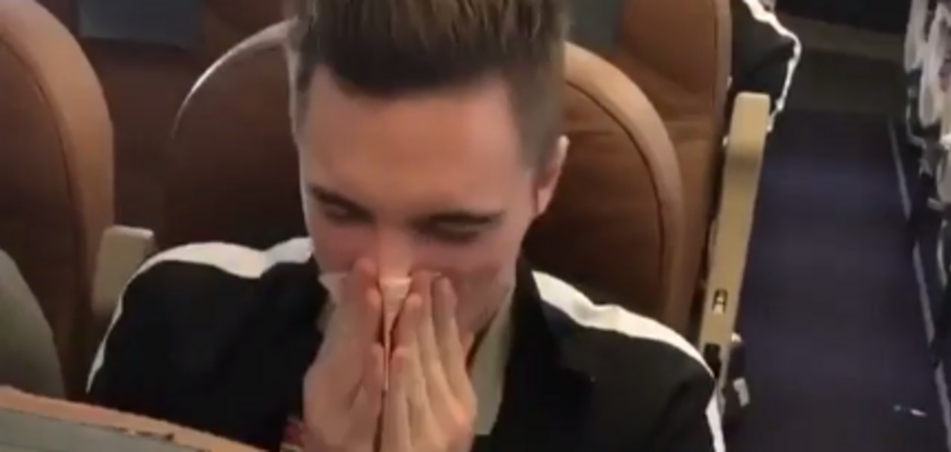 'Долбоящер ж*поногий': российский футболист взбесил сеть, высморкавшись в деньги - опубликовано видео