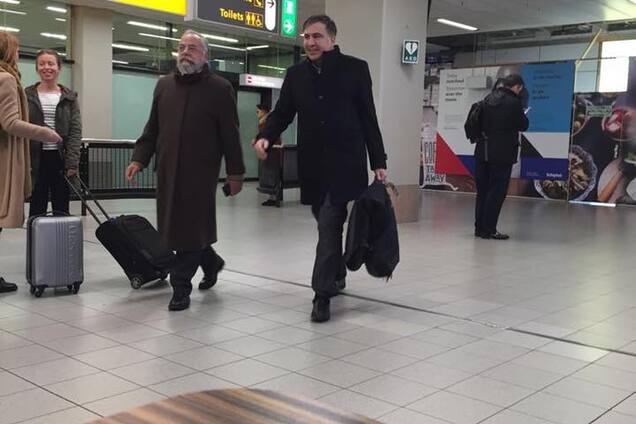 'Тяжела разлука с Украиной': Саакашвили застукали в аэропорту Амстердама