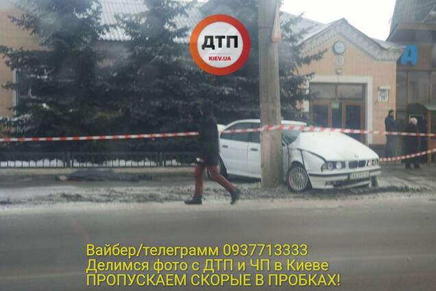 Чудовищное ДТП в Киеве: BMW вылетел на тротуар и 'впечатал' женщину в столб