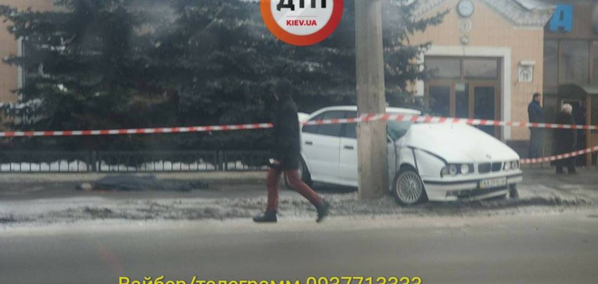 Чудовищное ДТП в Киеве: BMW вылетел на тротуар и 'впечатал' женщину в столб