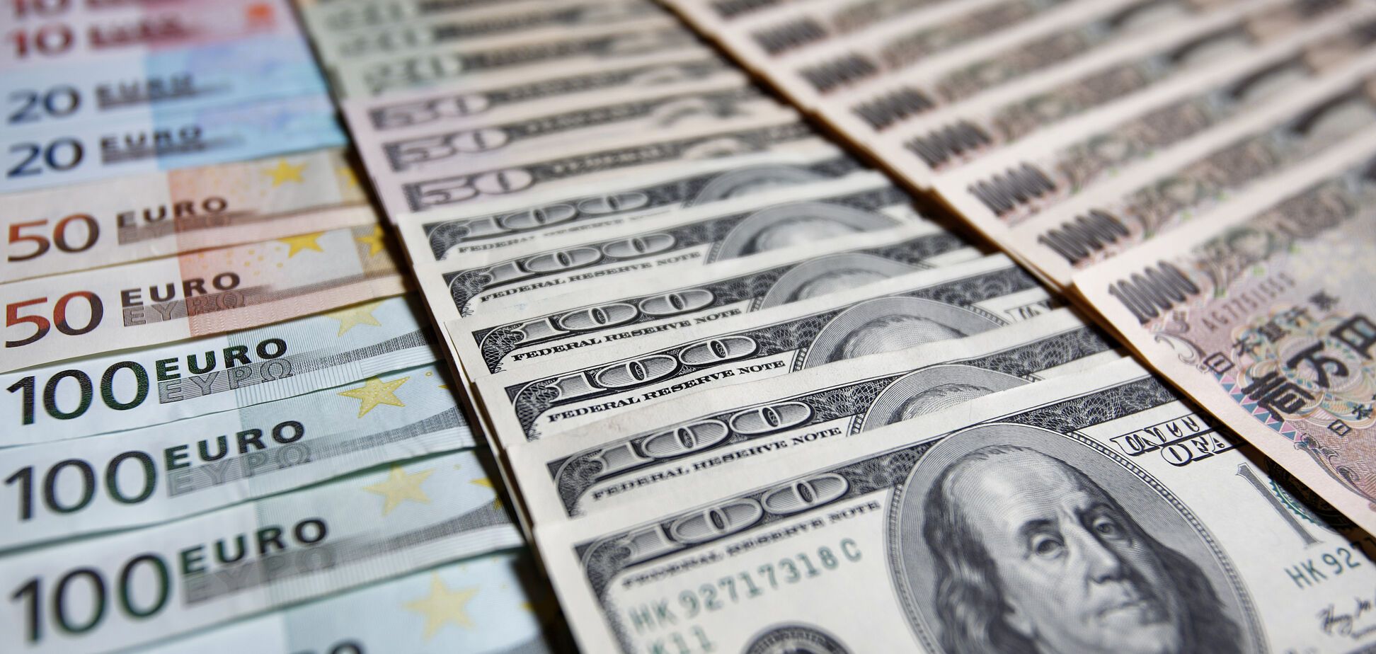 НБУ объяснил, почему в Украине упали доллар и евро 