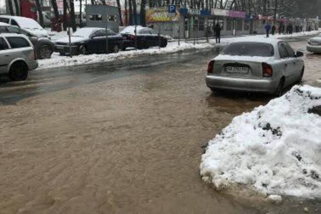 Тонут МАФы: в Киеве затопило улицу