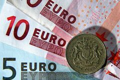 В Україні підскочив курс долара і євро