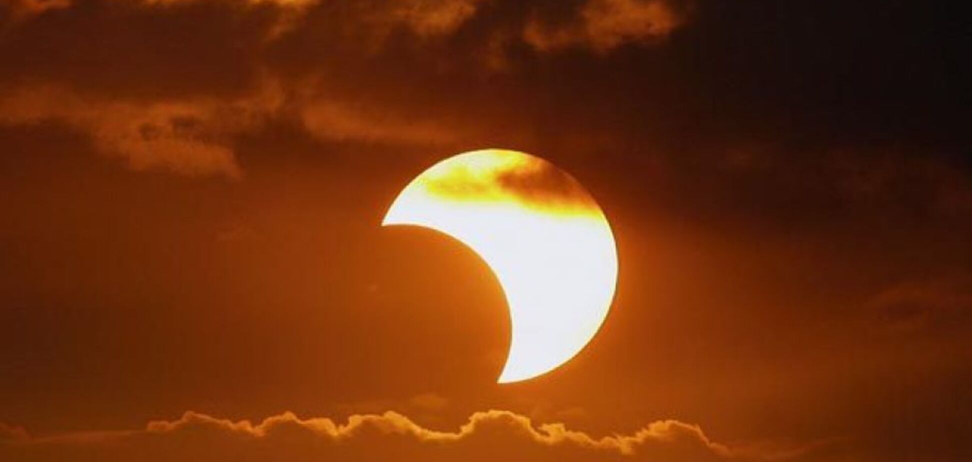 Перше сонячне затемнення у 2018 році: вражаючі фото