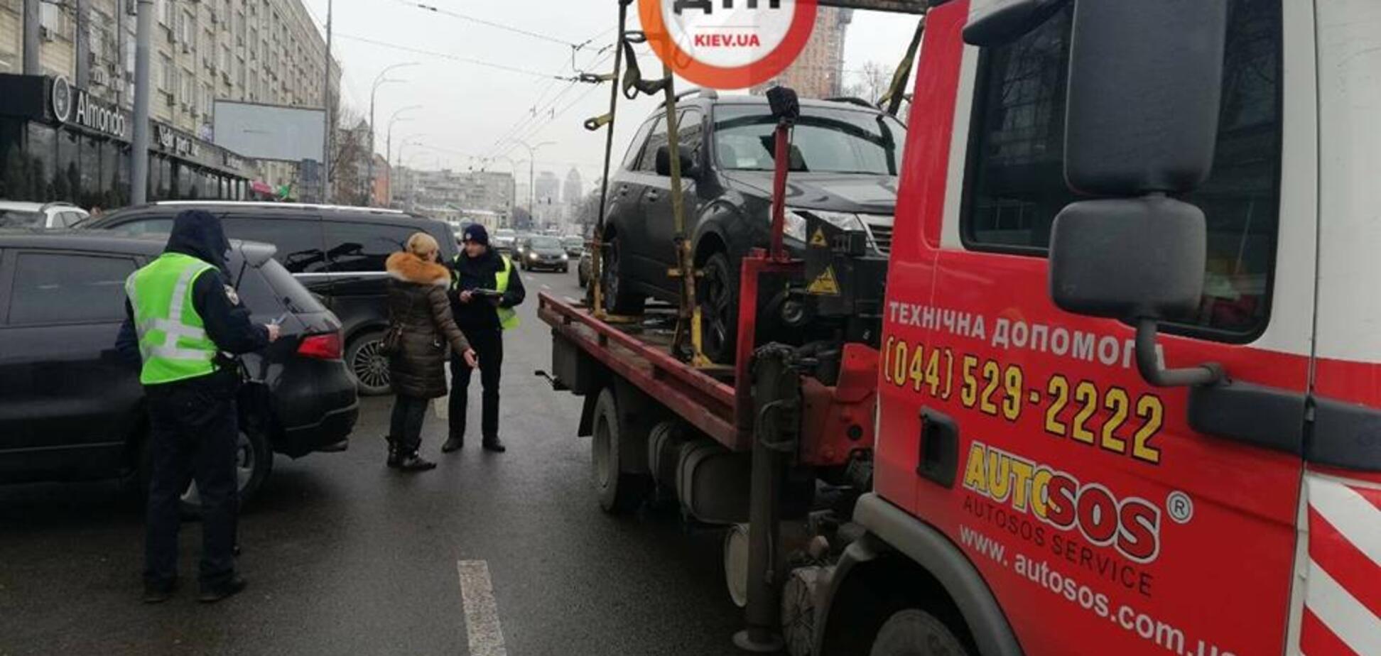 Операция - эвакуация: в центре Киеве расправились с героями парковки