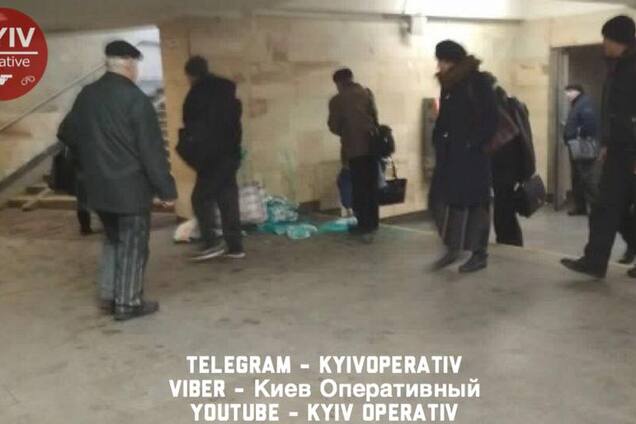 'Красочно вышло': в метро Киева устроили грязную газетную акцию протеста