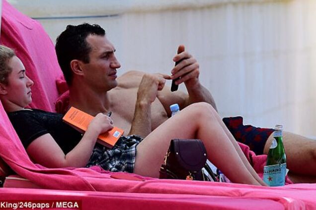 Папарацци засекли Кличко с Панеттьери и дочкой на пляже, поймав пикантный кадр: яркие фото