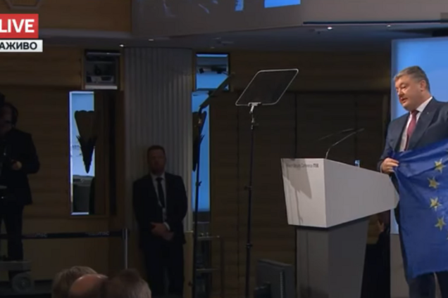 Порошенко на конференции в Мюнхене показал простреленный на Донбассе флаг ЕС