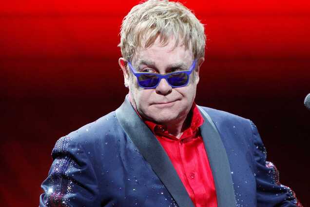 Получил по лицу: с Элтоном Джоном произошел инцидент во время концерта