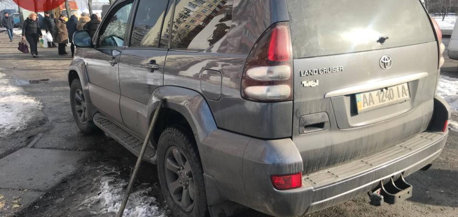 В Киеве автохам устроил драку с прохожим: в сети разозлились