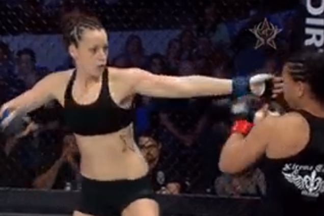 Боксерша послала соперницу в нокаут эффектным 'ударом Робин Гуда': опубликовано видео