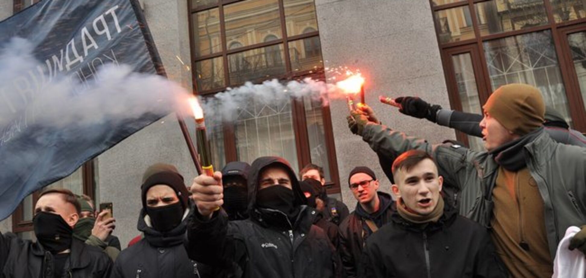 'Ну чого не головою?' Націоналіст з ОУН осоромився під час погрому Ощадбанку