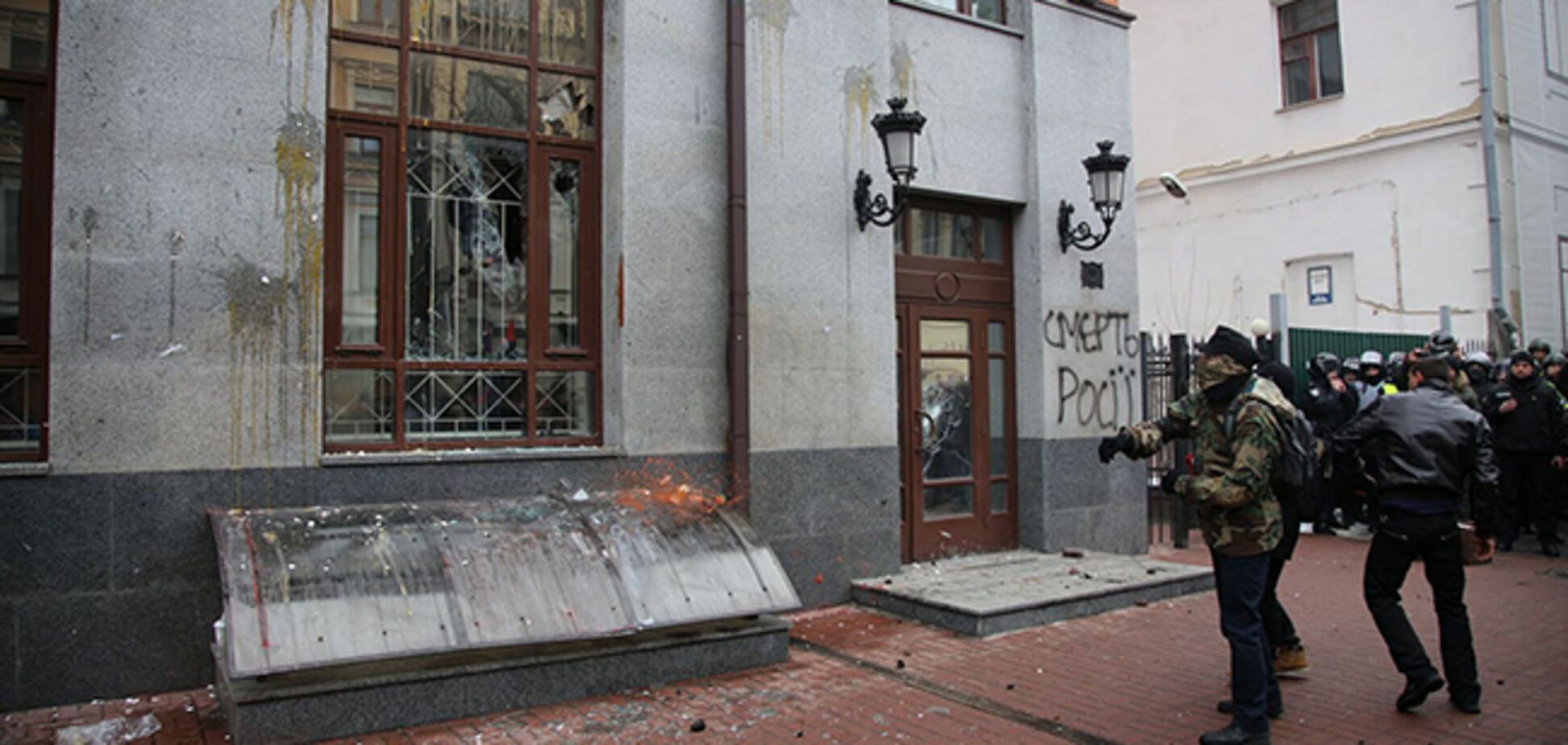 В Киеве ОУНовцы разгромили филиалы российских учреждений и сожгли флаг РФ