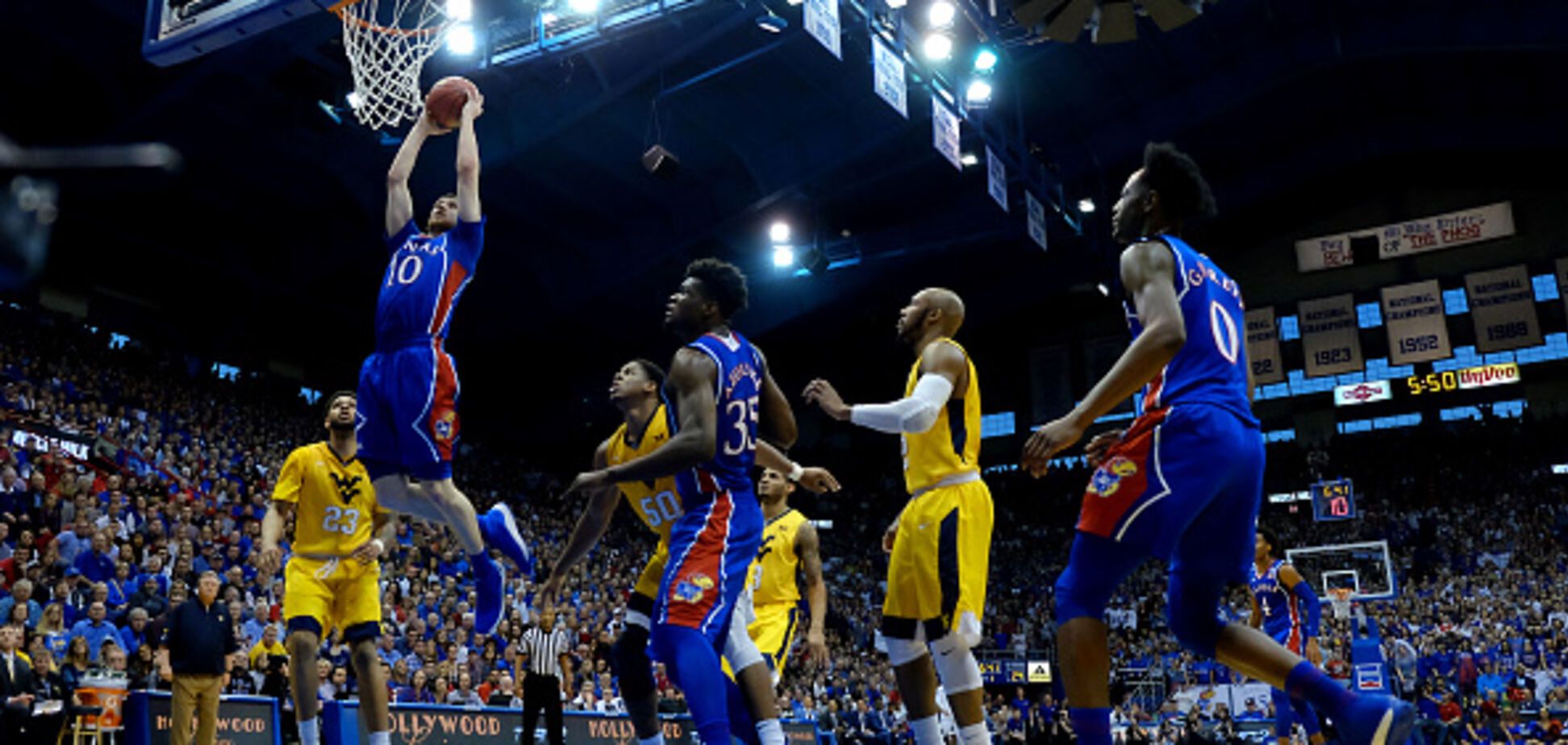 Защитник сборной Украины помог своей команде одержать тяжелую победу в NCAA