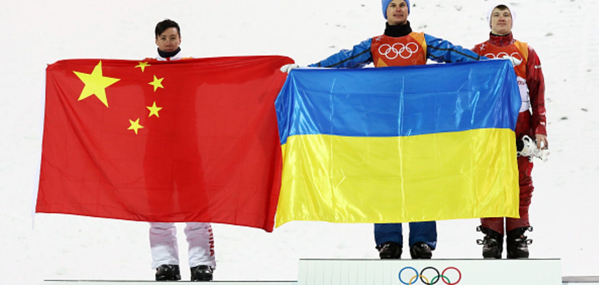 Чемпіон Олімпіади-2018 вкрив на п'єдесталі атлета з Росії прапором України: фотофакт