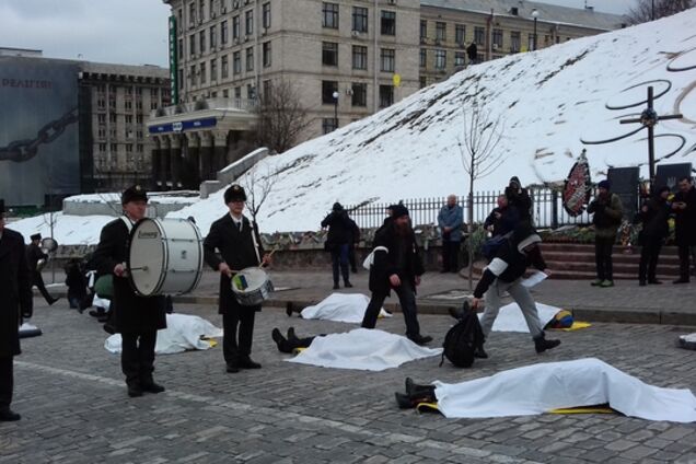 'Расстрел' майдановцев и живая цепь: в Киеве почтили память Героев Небесной Сотни