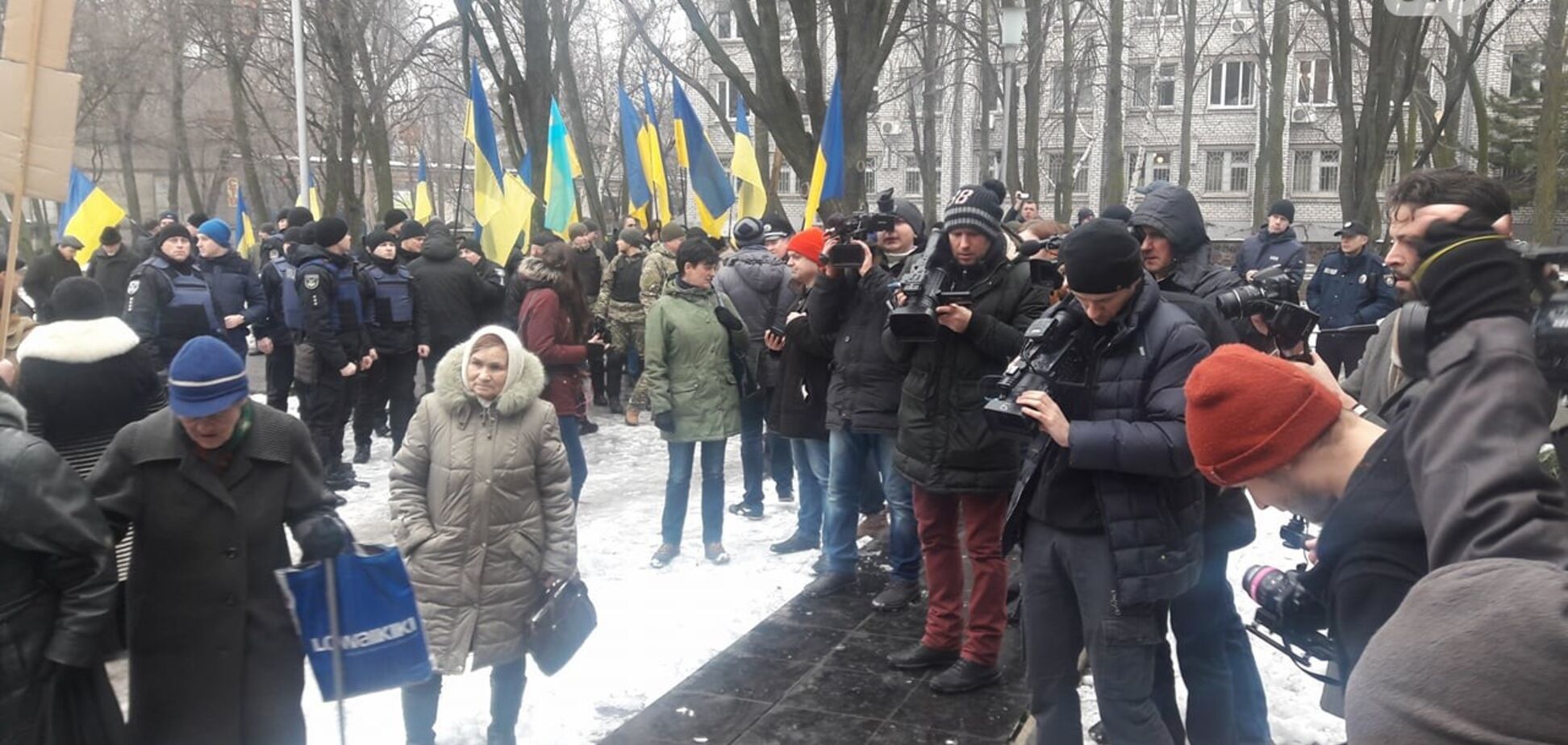 Забросали печенью: в Запорожье активисты сорвали пророссийскую акцию