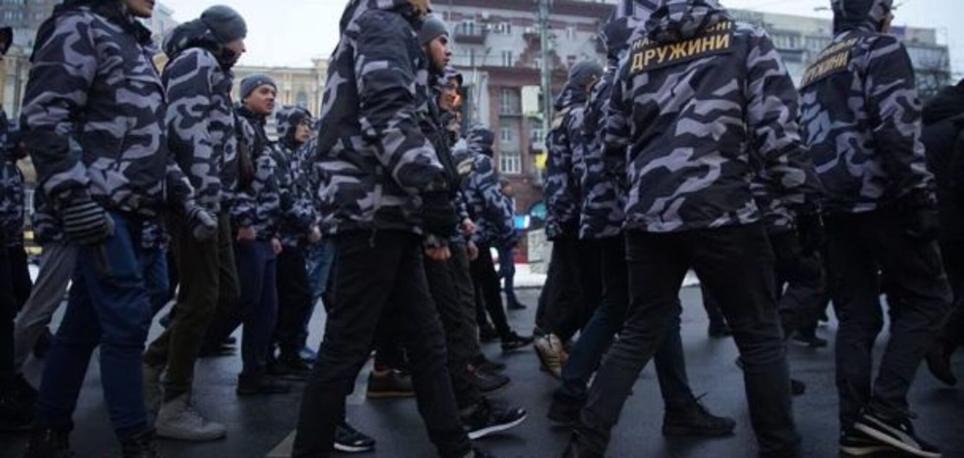 Столкновения под Радой: Порошенко осудил действия 'Нацдружин'