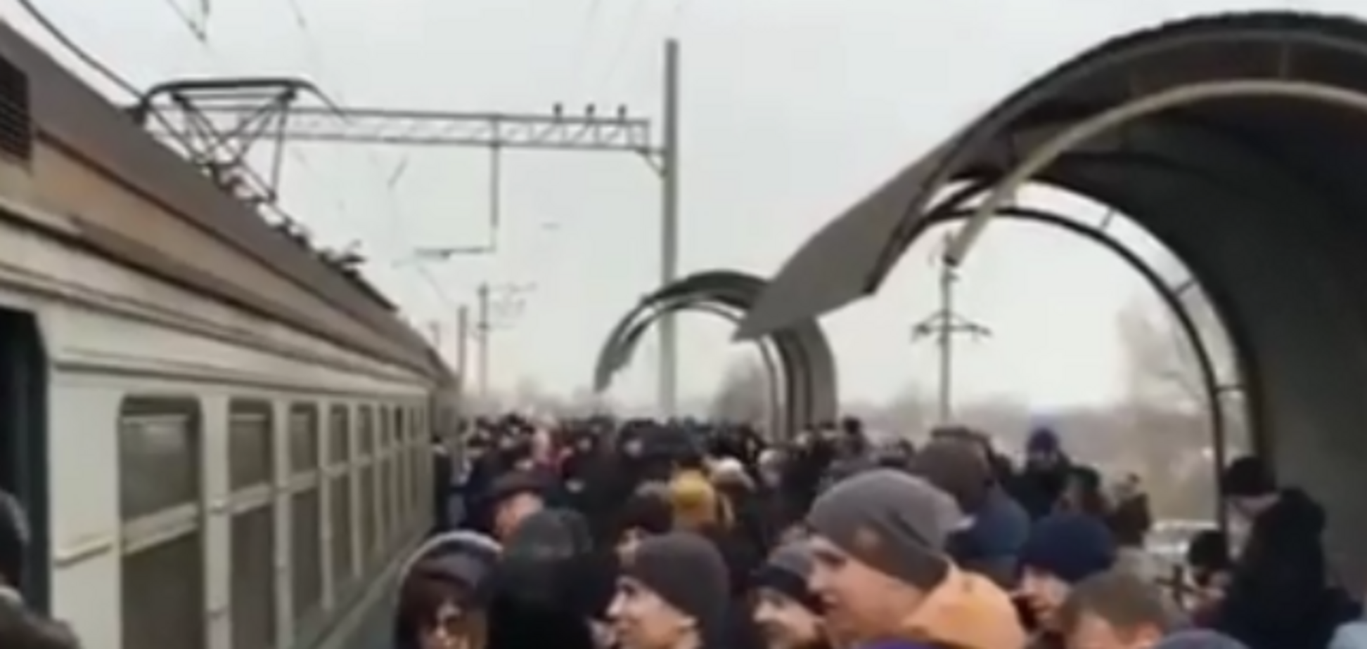 'Как в Индии': киевляне ехали 'зацеперами' на работу