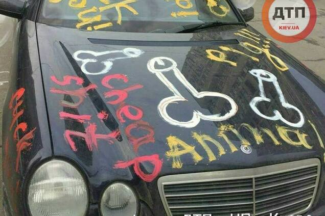 У Києві авто героя парковки розмалювали фалічними символами