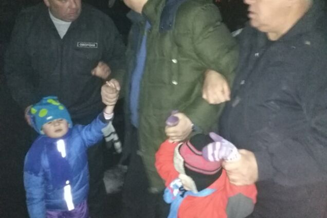 Поставил на край: на Киевщине горе-отца с двумя малышами сняли с крыши