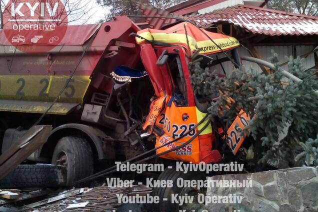 Под Киевом грузовик разнес ресторан: фото масштабного ДТП