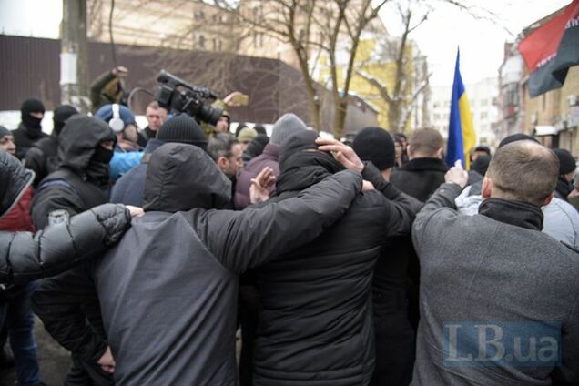 В Киеве под судом Труханову устроили 'коридор позора' и побили флагом