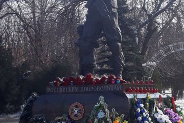 В Луганске установили памятник 'вагнеровцам', скопированный с сирийского