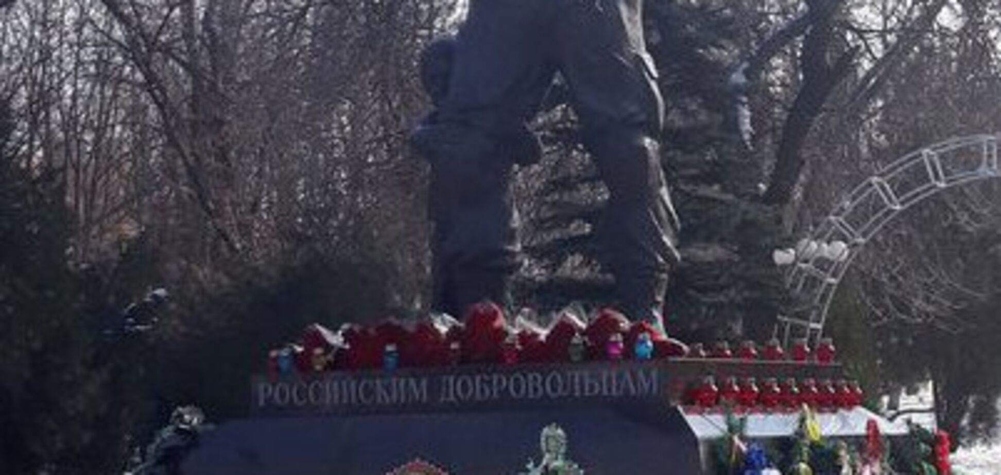 В Луганске установили памятник 'вагнеровцам', скопированный с сирийского