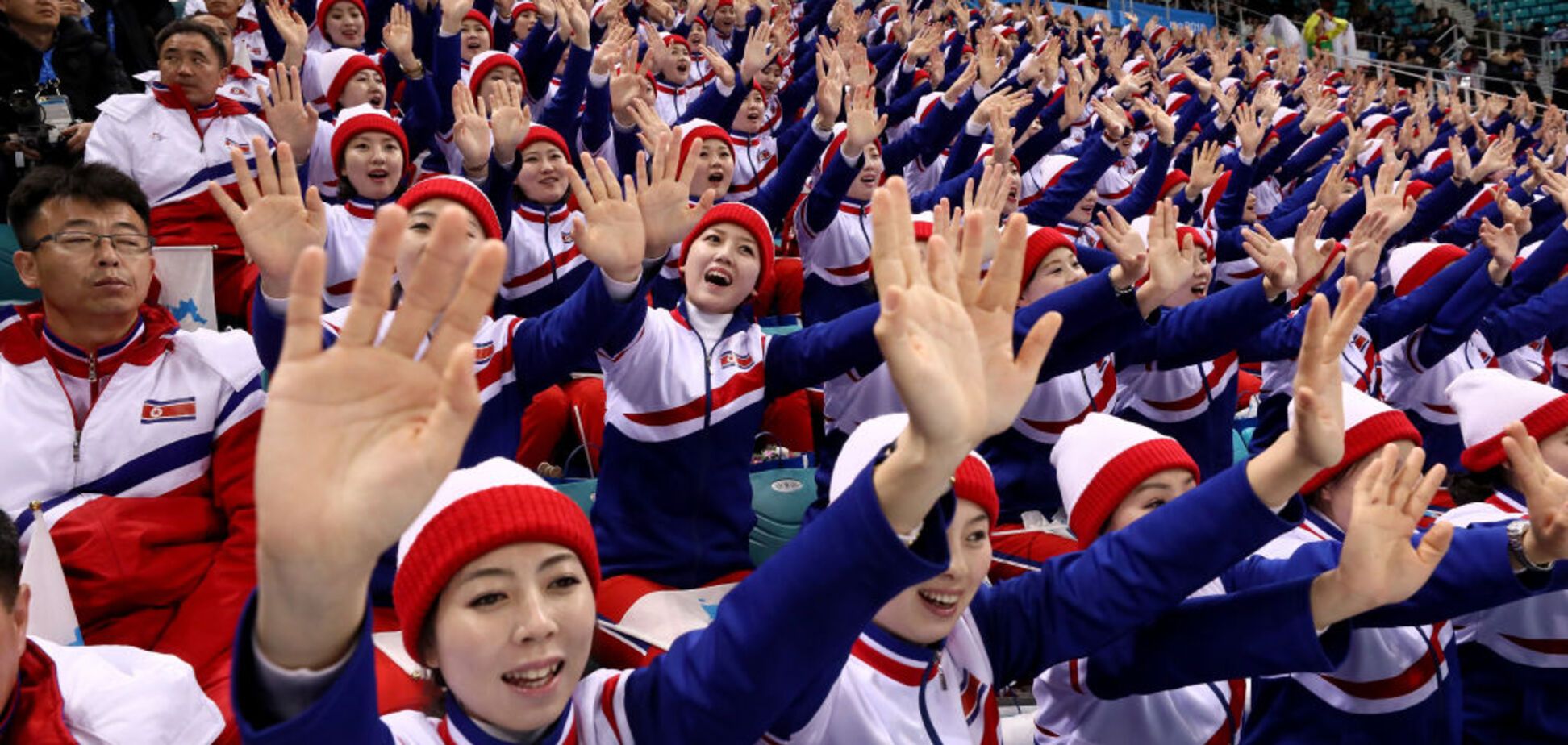 Олімпіада-2018: фанатка з КНДР поплескала американцям і тут же отримала ліктем у бік - відео