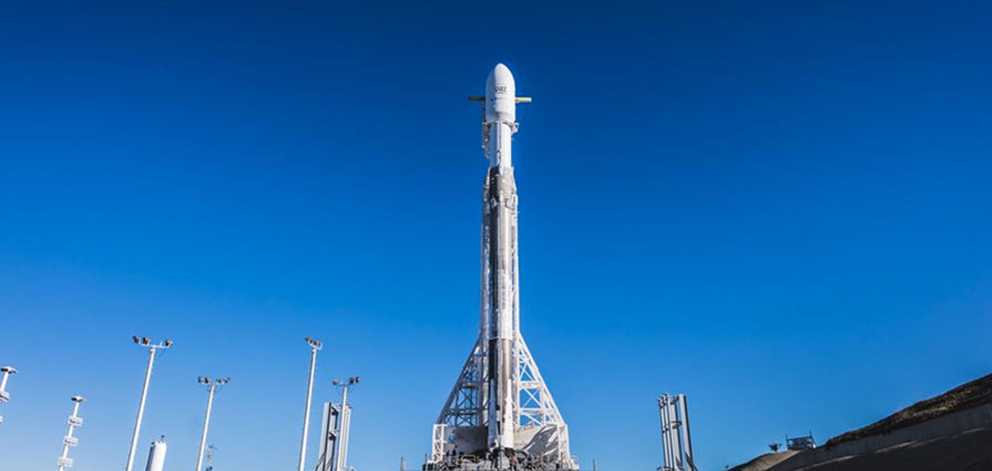Ілон Маск запустив ракету зі супутниками для роздачі 'всесвітньої' мережі Wi-Fi